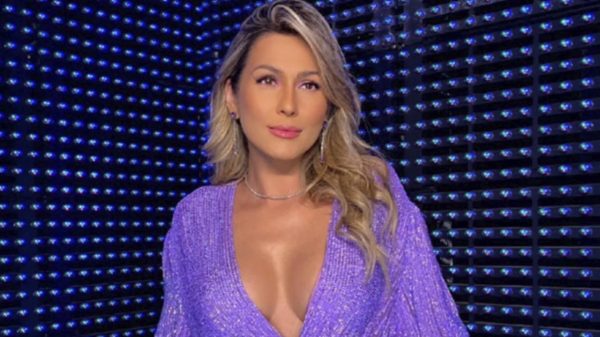 Lívia Andrade surpreende na escolha do look para o "Domingão" e arrasa (Instagram)