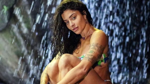 Aline Campos deixou internautas de queixo caído com fotos na cachoeira