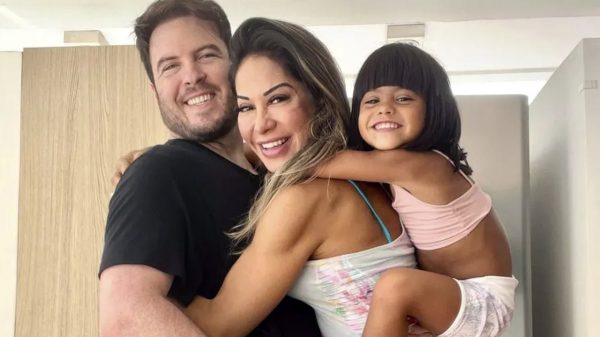 Maíra Cardi posa com o namorado Thiago Nigro e a filha Sophia