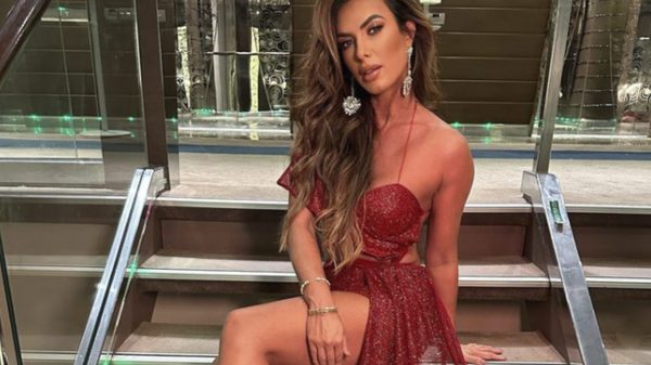 Nicole Bahls capricha na pose com vestido insinuante e destaca beleza (Instagram)