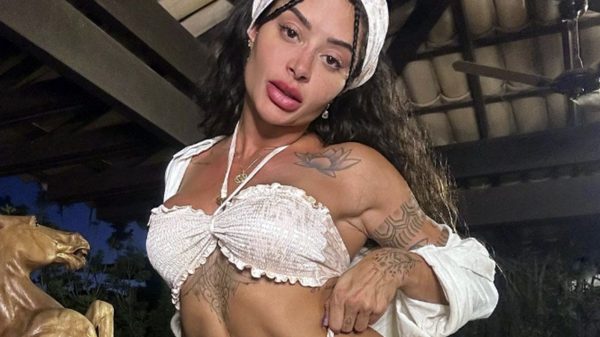 Aline Campos faz pose em ensaio e encanta seguidores