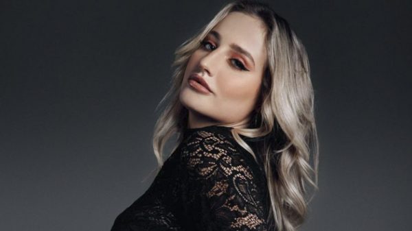 Bruna Griphao arrasa em look preto para ensaio divulgado em seu perfil