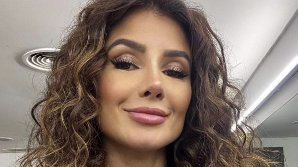 Paula Fernandes surge de mini saia no palco e encanta com sua beleza (Instagram)