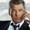 Pierce Brosnan, o ex-007, no papel de Senhor Destino (Divulgação)