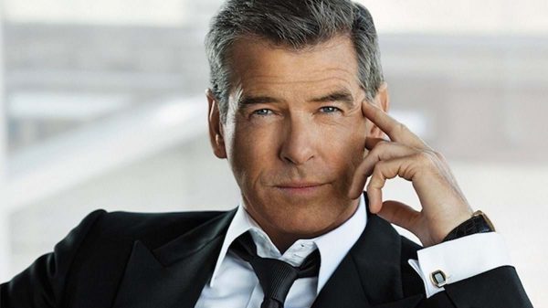 Pierce Brosnan, o ex-007, no papel de Senhor Destino (Divulgação)