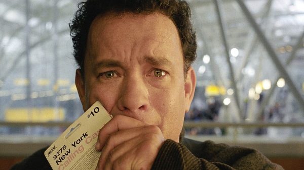 Tom Hanks em ceda de 'O Terminal', sucesso na carreira do ator (Divulgação)