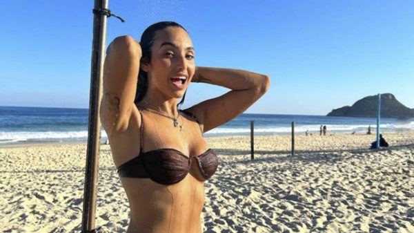 Vanessa Lopes compartilha cliques se refrescando na praia e causa nas redes (Instagram)