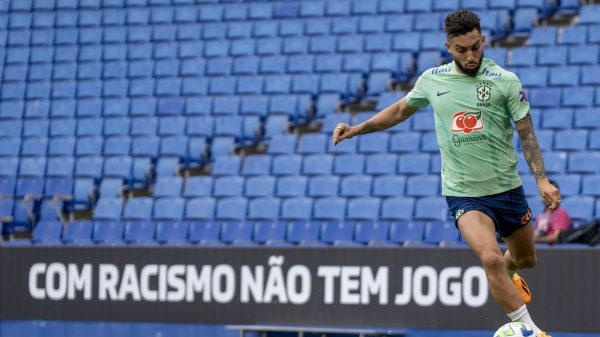 Brasil joga contra Guiné de preto, em protesto contra racismo (Foto: J.Marconne/CBF)