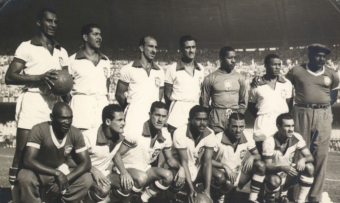 Brasil pronto para partida da Copa de 1950, no Maracanã, com Barbosa em campo (Arquivo Nacional)