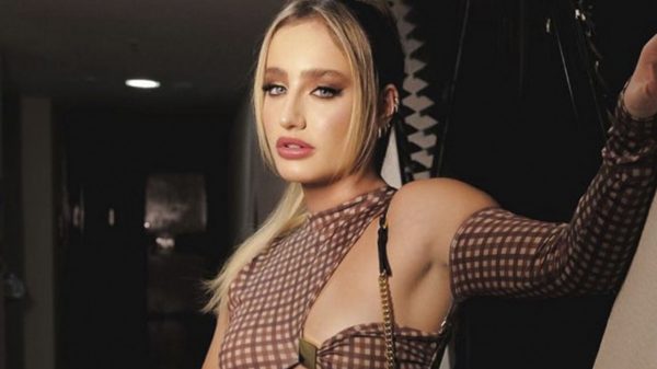 Bruna Griphao ostenta corpo perfeito de vestido colado e com fendas (Instagram)