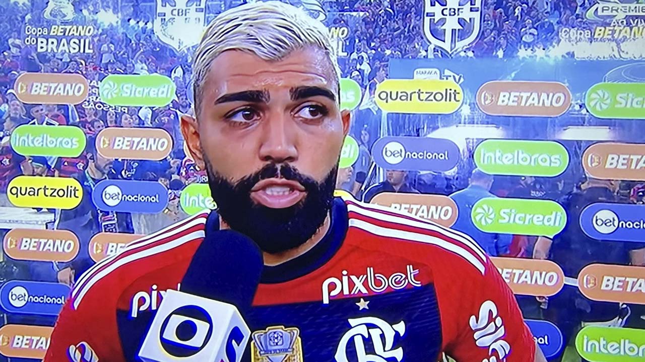 Gabigol abre o verbo e Eric Faria rebate durante entrevista tensa no pós-jogo da Copa do Brasil (Reprodução)