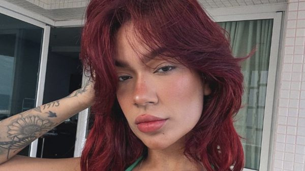 Lara Silva arrasa e ostenta volume em selfie com biquíni e seguidores reagem