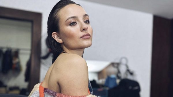 Larissa Manoela faz pose nos bastidores e deslumbra fãs e seguidores (Instagram)