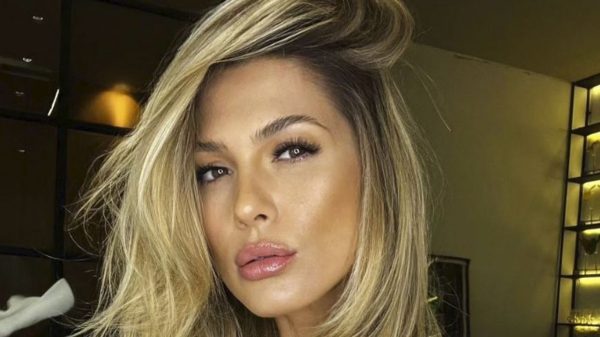 Lívia Andrade deixa seguidores sem fôlego com fotos ousadas em piscina