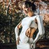 Aline Campos arranca suspiros ao posar com vestido branco com fenda lateral