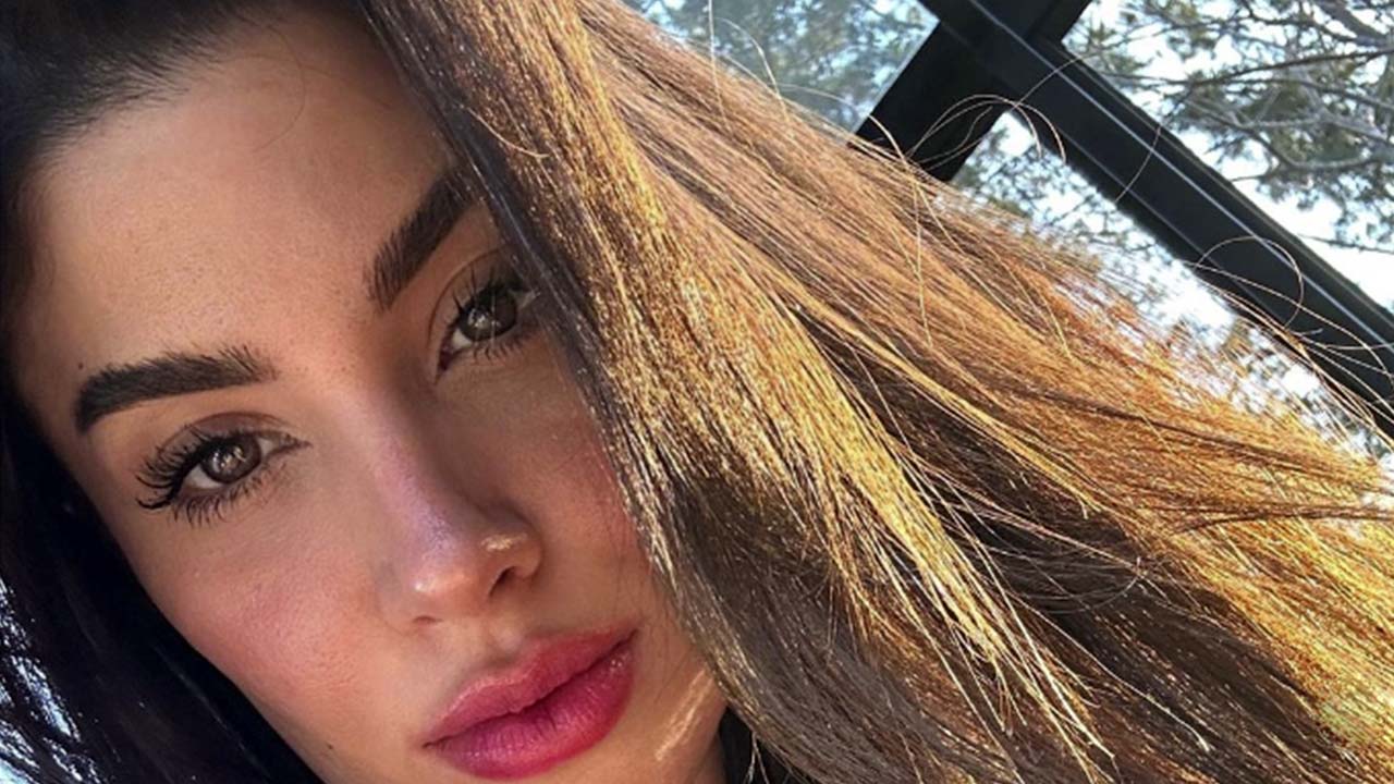 Bianca Andrade arrasa em selfie com biquíni preto minúsculo e deslumbra seguidores