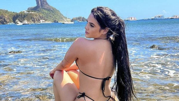 Emily Garcia bota bumbum pra jogo em foto e deixa seguidores boquiabertos