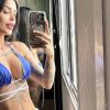 Tati Zaqui destaca beleza e corpaço em selfie de biquíni azul