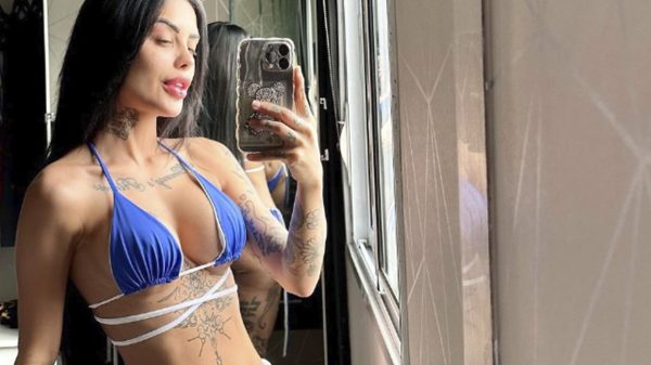 Tati Zaqui destaca beleza e corpaço em selfie de biquíni azul