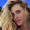 Carolina Dieckmann arrasa em registros com fio-dental na Grécia