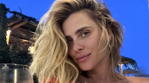 Carolina Dieckmann arrasa em registros com fio-dental na Grécia