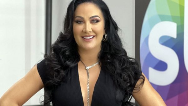 Helen Ganzarolli surpreende e encanta seguidores em selfie de biquíni