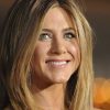 Jennifer Aniston revela tratamento de beleza com esperma de salmão e surpreende