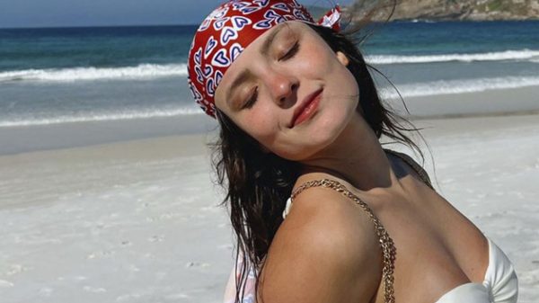 Larissa Manoela em fotos de biquíni feitas em Arraial do Cabo-RJ