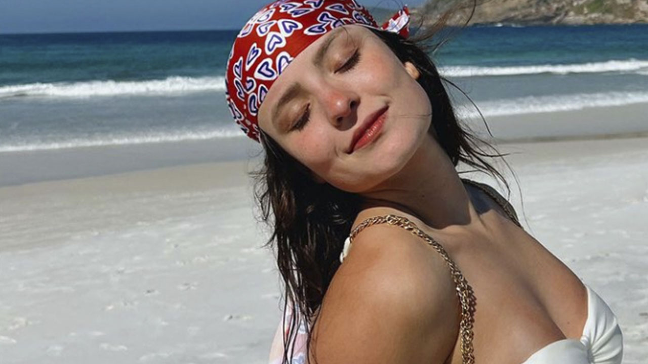 Larissa Manoela em fotos de biquíni feitas em Arraial do Cabo-RJ