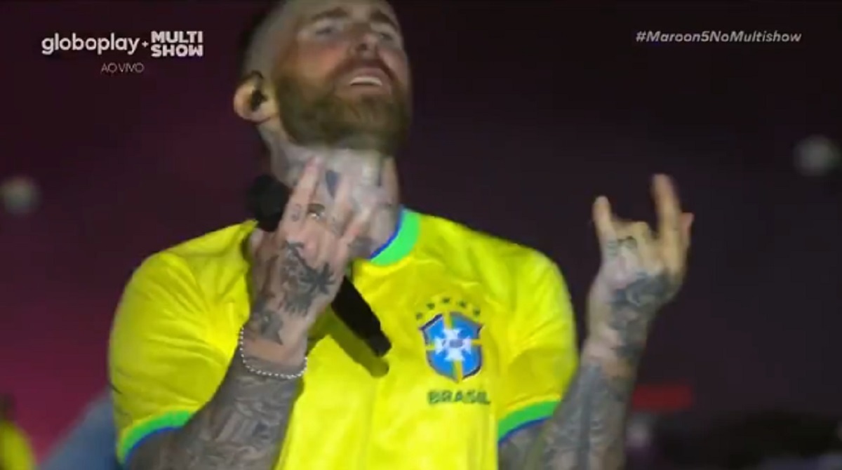 Adam Levine e banda voltam vestindo camisas do Brasil para tocar 'Won't Go Home Without You' acústica (Reprodução/Globoplay)