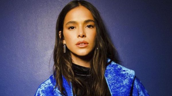 Bruna Marquezine compartilha felicidade e esbanja beleza em passeio de barco