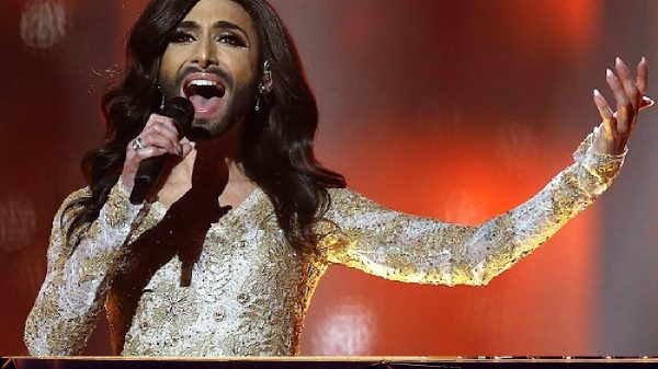 Conchita Wurst em apresentação histórica no Eurovision (Foto: Reprodução/BBC TV)