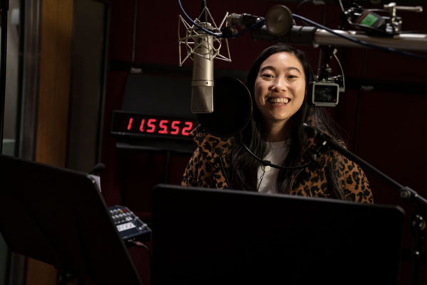 A atriz e cantora Awkwafina, responsável por dar vida à Sabidão na versão em inglês