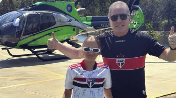 Roberto Justus posa com a filha Rafinha Justus, a caminho do jogo do São Paulo