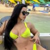 Ex-BBB Larissa Tomásia esbanja boa forma em passeio de barco