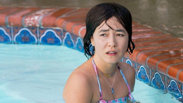 Maya Erskine vai estar na série de Sr. & Sra. Smith com Donald Glover (Foto: Divulgação)