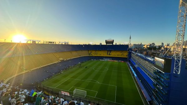 Torcida do Palmeiras chega cedo na Bombonera e aguarda pelo inicio da partida (Foto: André Felix)