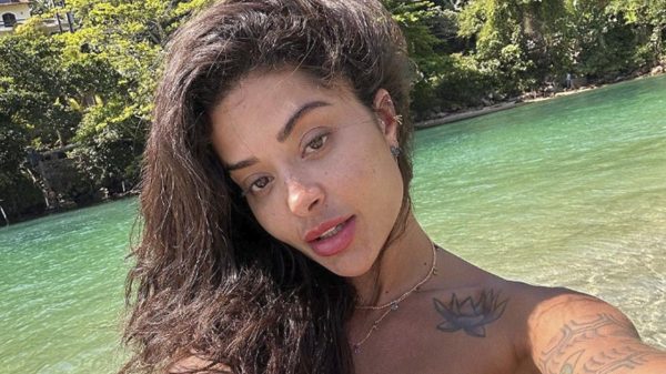 Aline Campos ostenta boa forma em passeio de jet-ski e ganha elogios