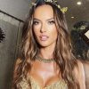 Alessandra Ambrosio trouxe glamour e muita beleza para a noite de Halloween