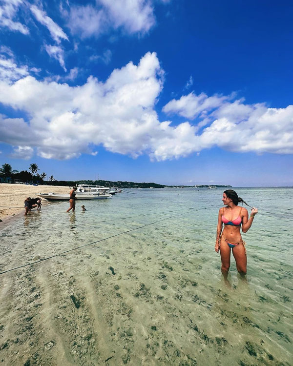 Bárbara Coelho exibe boa forma em registro de praia e ganha elogios