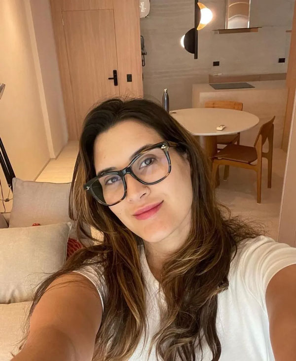 Bia Bonemer faz selfie em sua nova casa