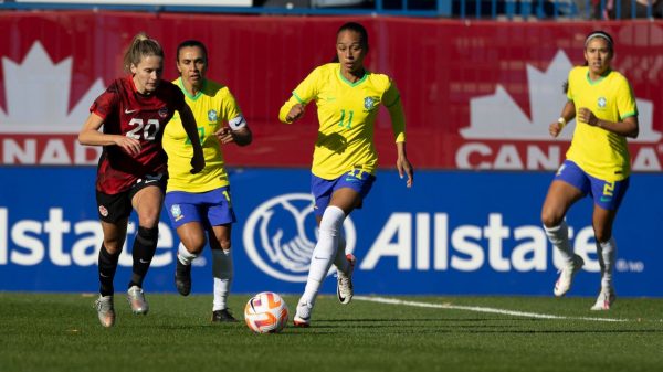 Brasil x Canadá em ação durante amistoso