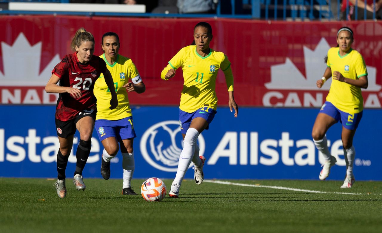 Brasil x Canadá em ação durante amistoso