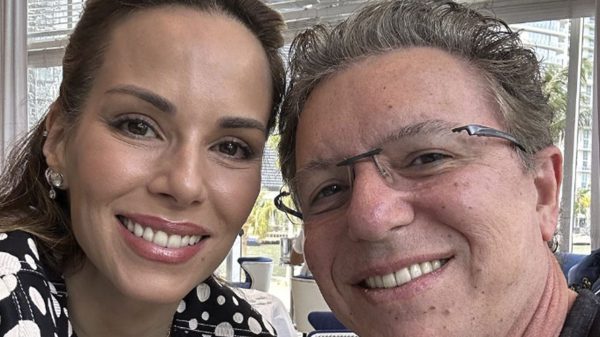 Ana Furtado completa 50 anos e ganha homenagem de Boninho