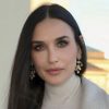 Demi Moore mostra excelente forma física aos 60 anos em foto de biquíni