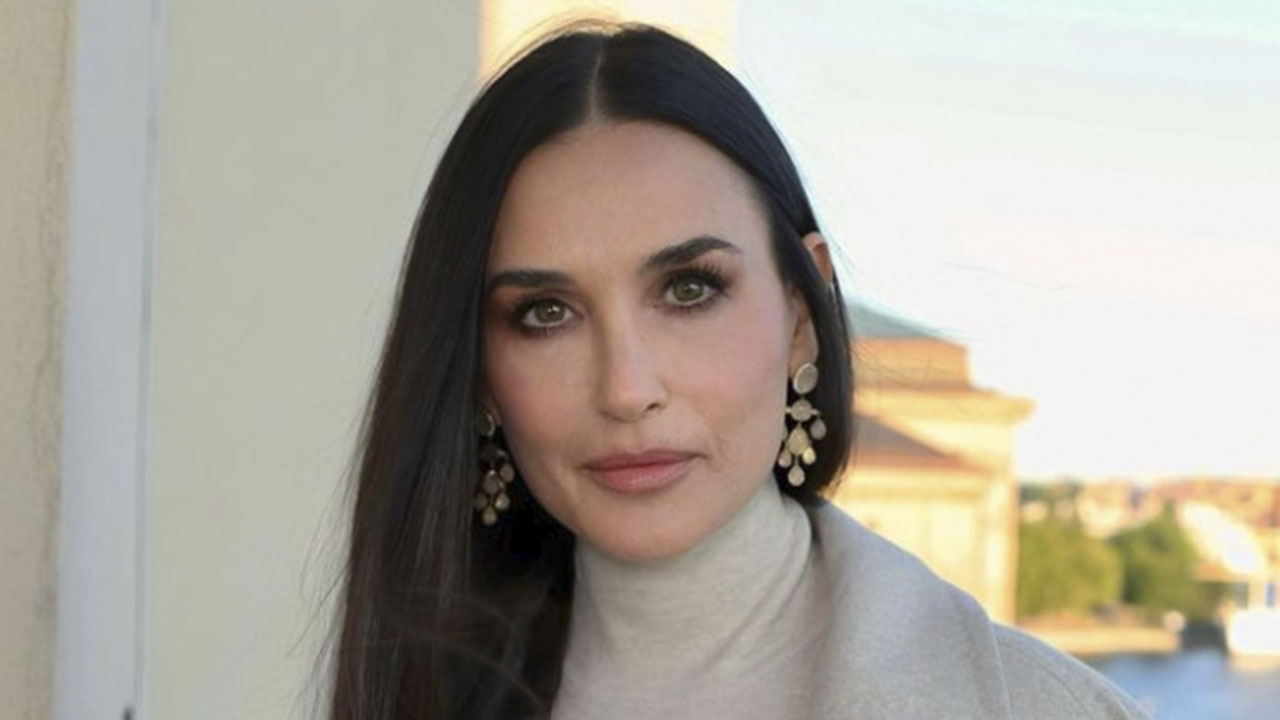 Demi Moore mostra excelente forma física aos 60 anos em foto de biquíni