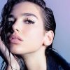 Dua Lipa surpreende fãs e ressurge ruiva nas redes. Novo álbum vem aí?