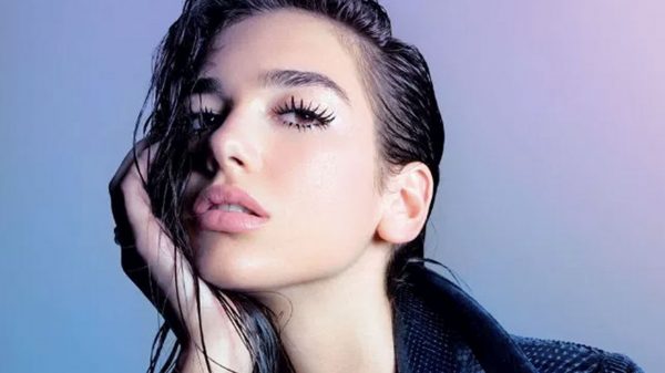 Dua Lipa surpreende fãs e ressurge ruiva nas redes. Novo álbum vem aí?