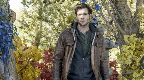 O jovem ator Ethan Peck em cena de 'A Maldição Da Bela Adormecida' (Foto: Divulgação)