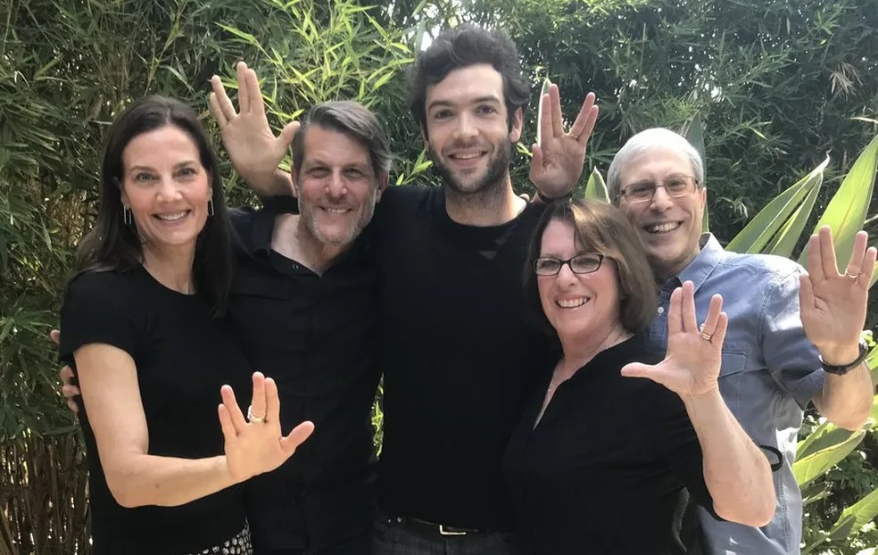 Ethan Peck e a família de Leonard Nimoy, o insquecível Spock original (Foto: Twitter)